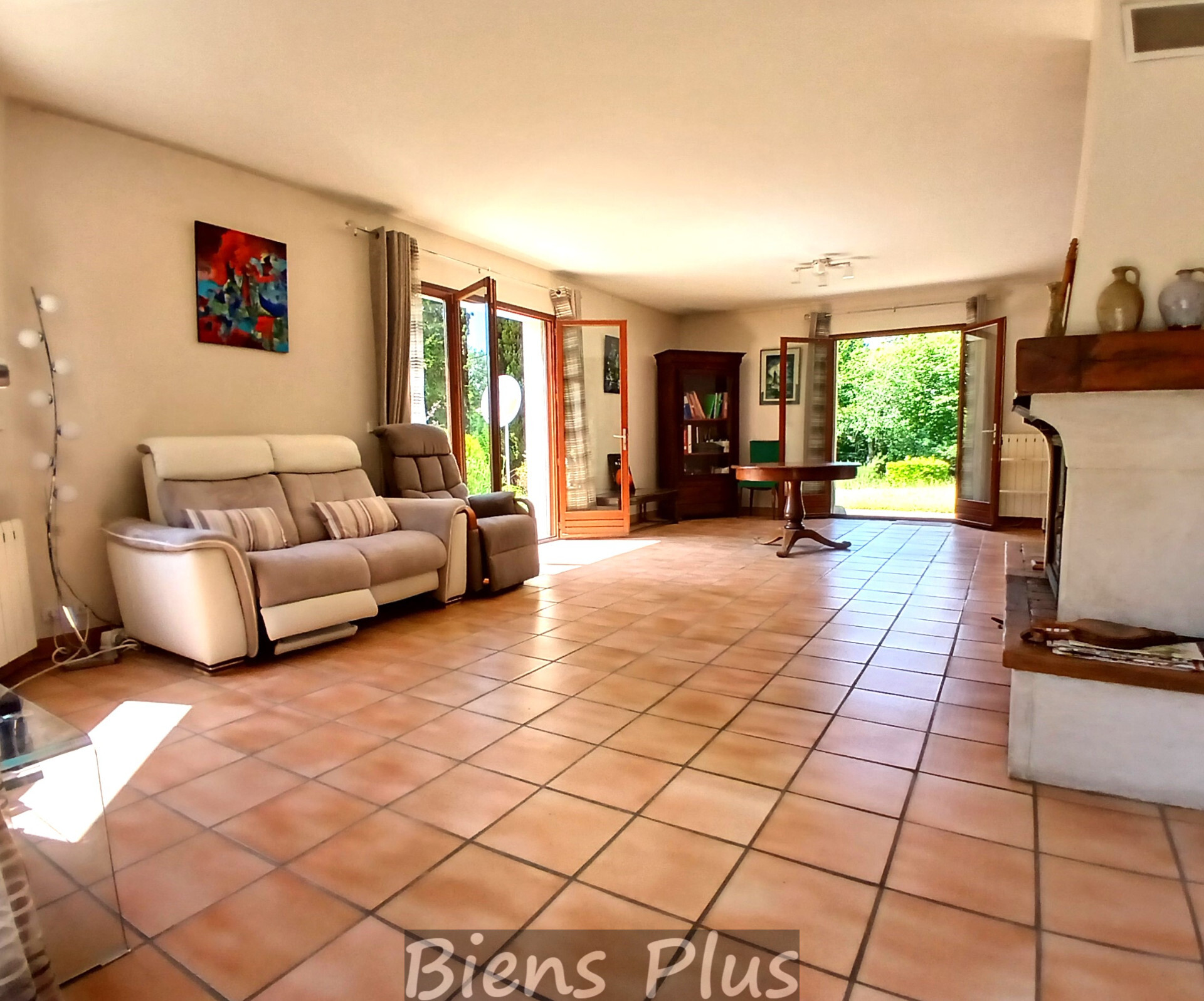 Maison de 159 m² sur un terrain de 2300m² environ.