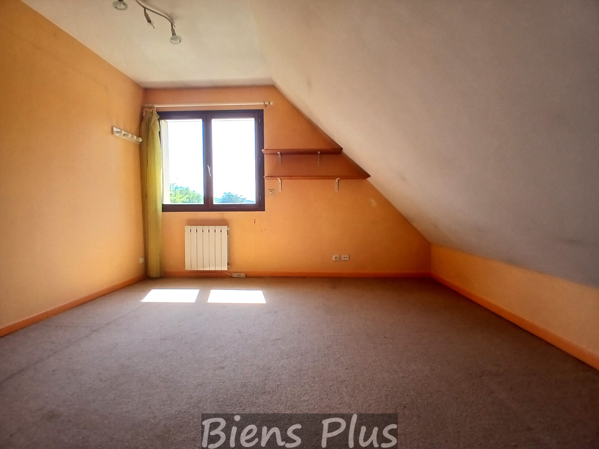 Maison de 159 m² sur un terrain de 2300m² environ.