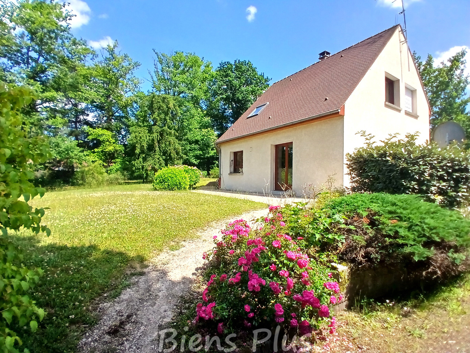 Maison de 159 m² sur un terrain de 2300m² environ.