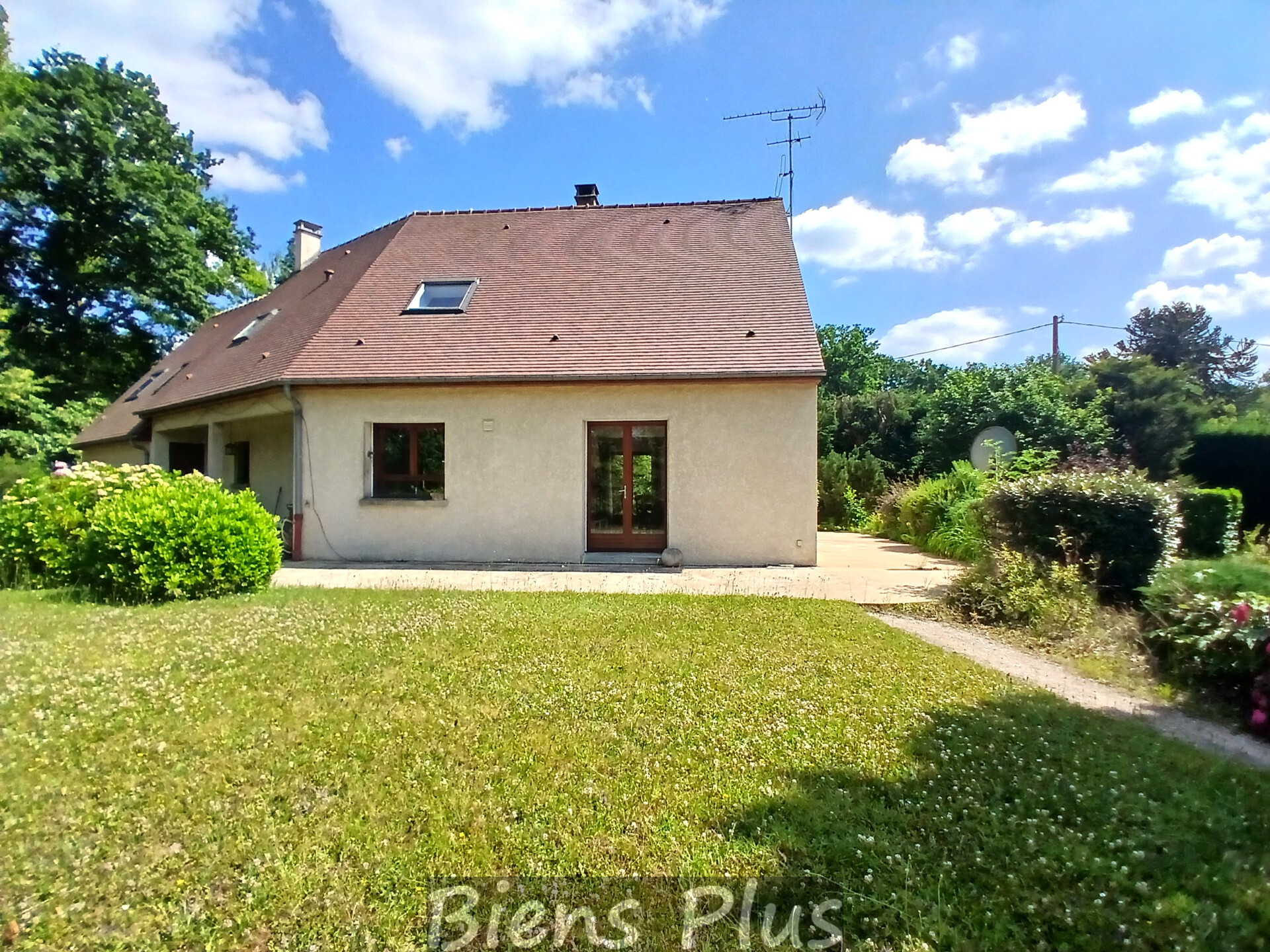 Maison de 159 m² sur un terrain de 2300m² environ.