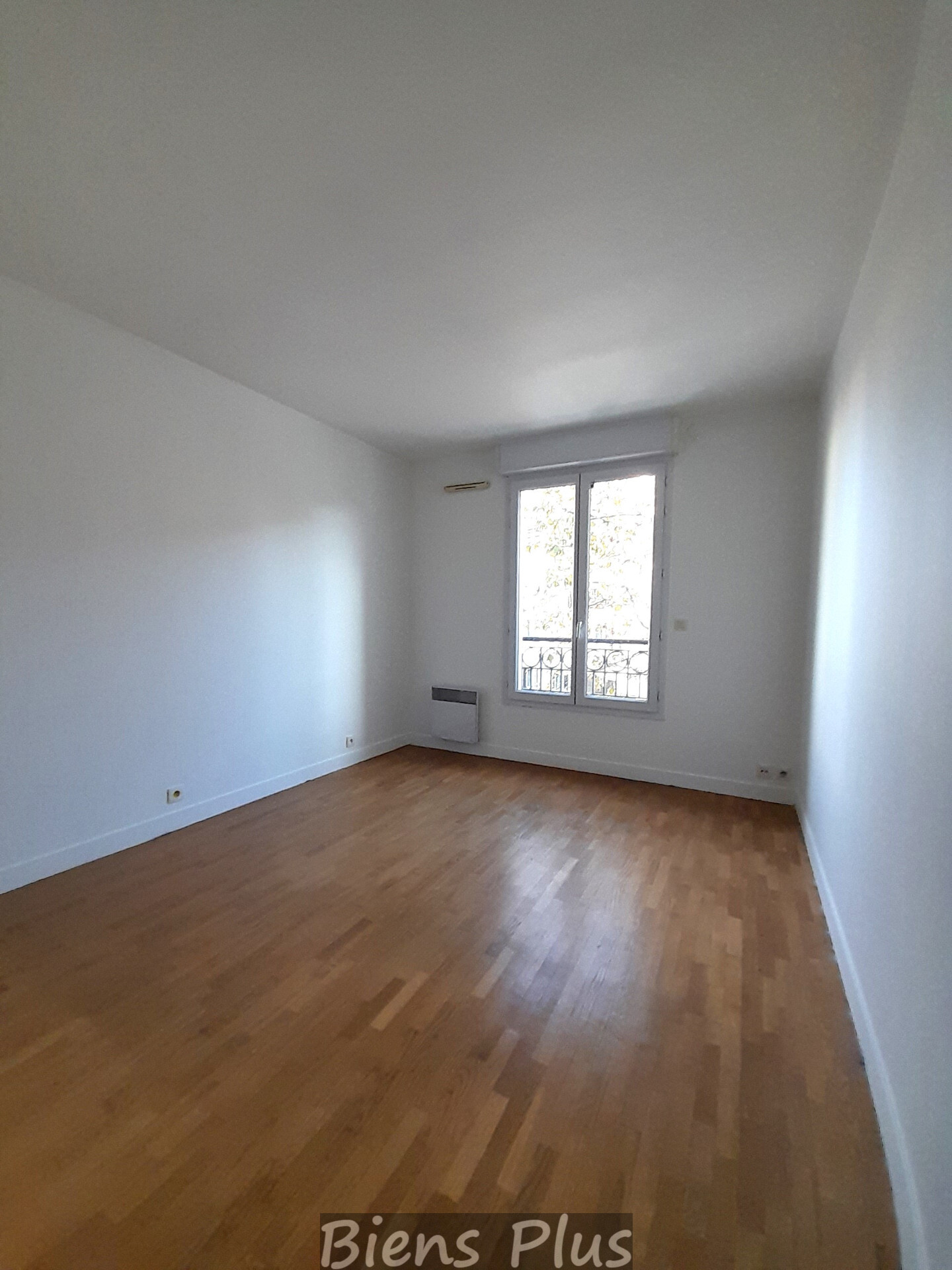 Appartement de 4 pièces avec terrasse, balcon, cave et deux emplacements de parking sécurisés