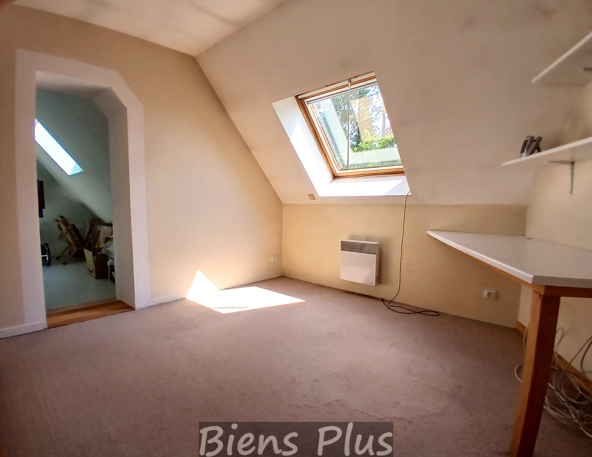 Maison de 159 m² sur un terrain de 2300m² environ.