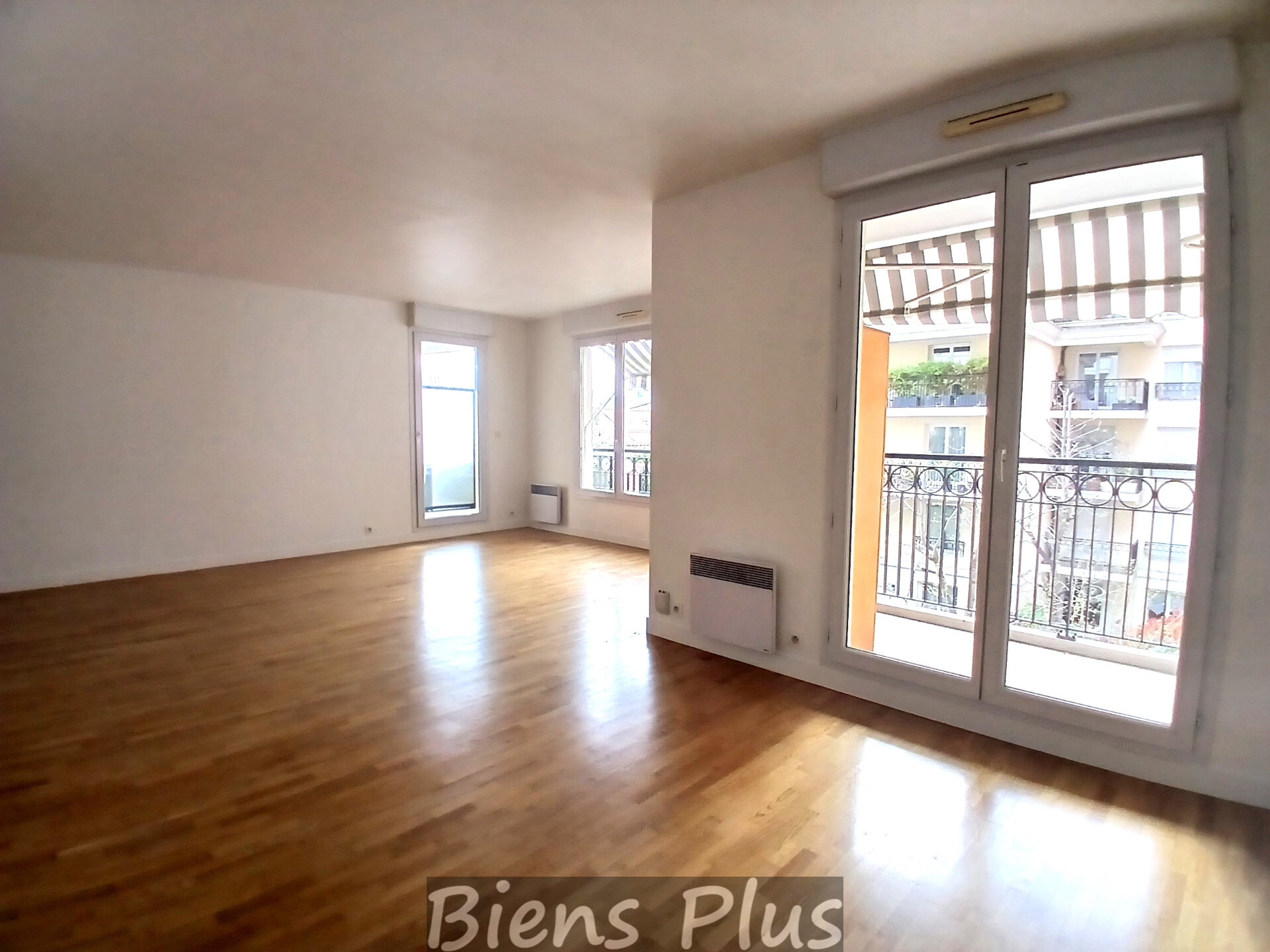 Appartement de 4 pièces avec terrasse, balcon, cave et deux emplacements de parking sécurisés