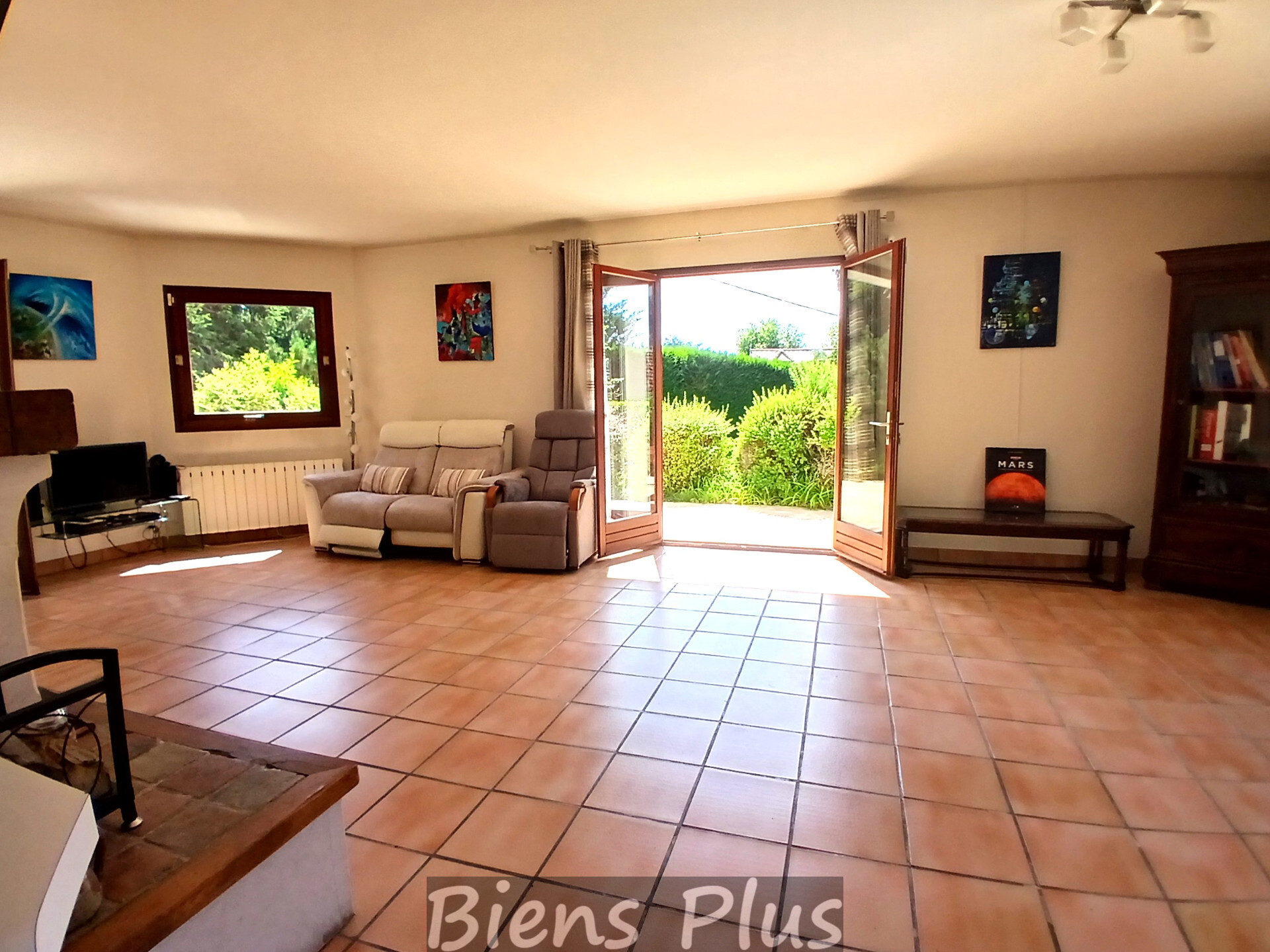 Maison de 159 m² sur un terrain de 2300m² environ.
