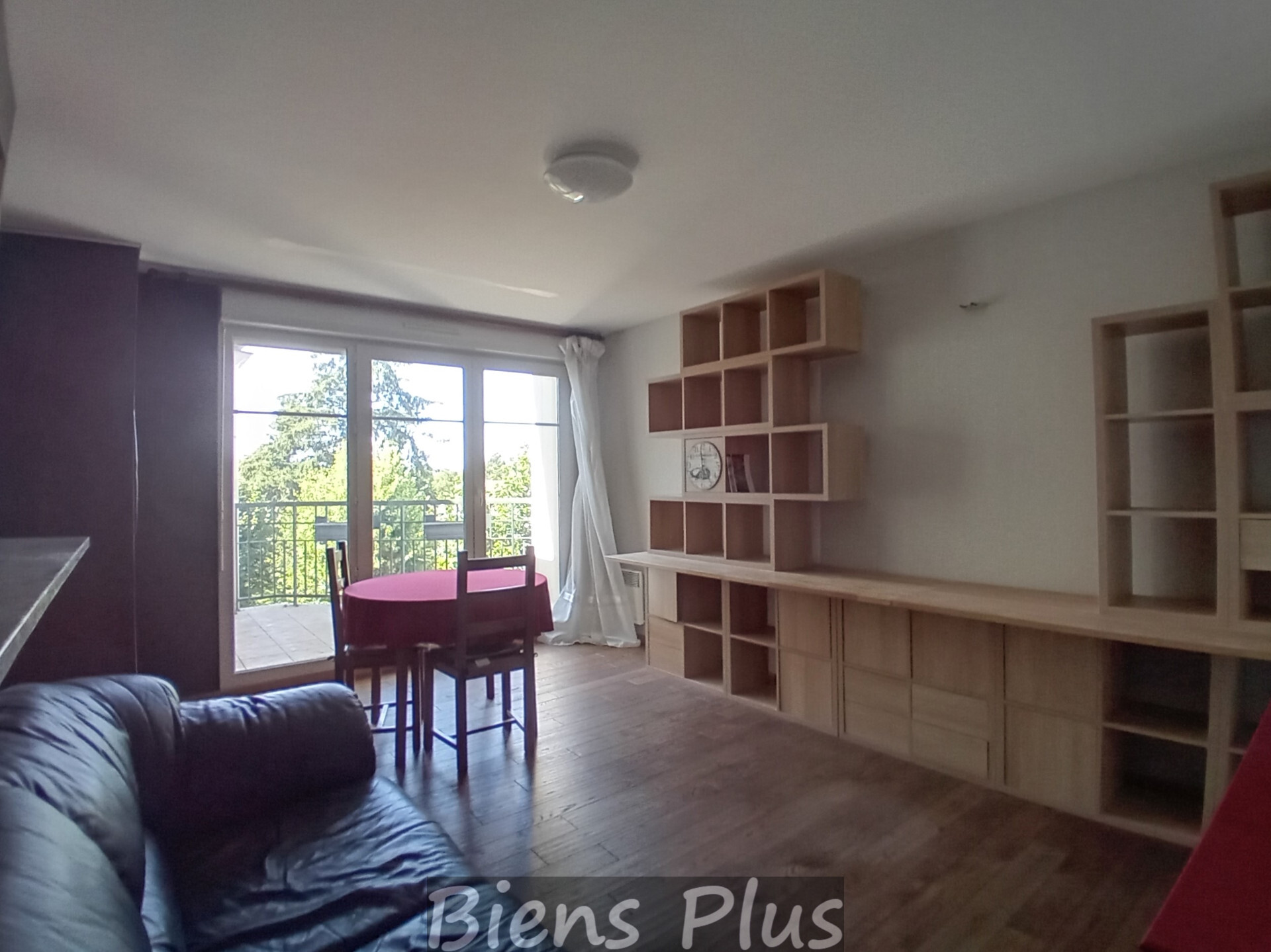 2 Pièces Coignieres + box + parking + balcon