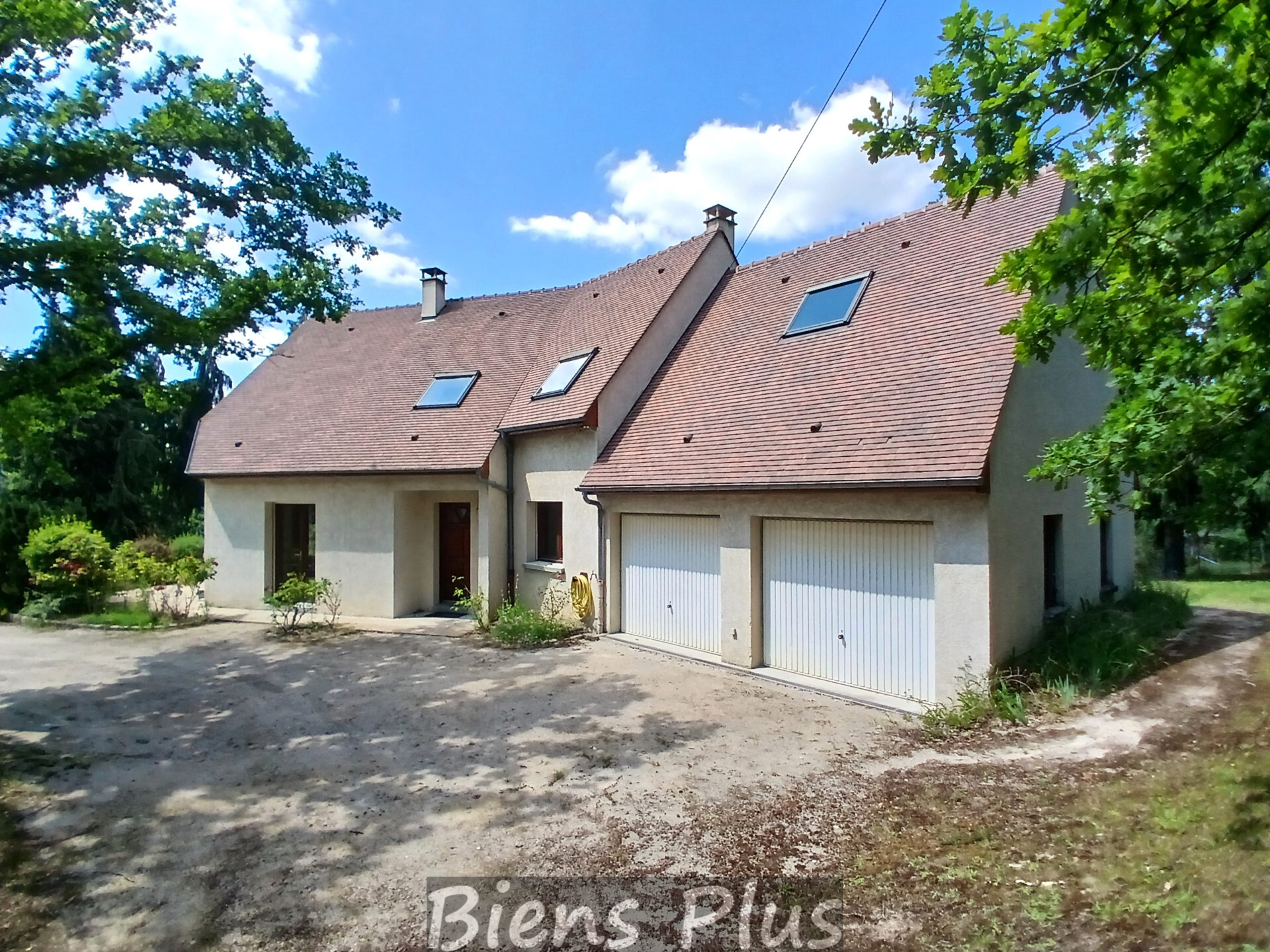 Maison de 159 m² sur un terrain de 2300m² environ.