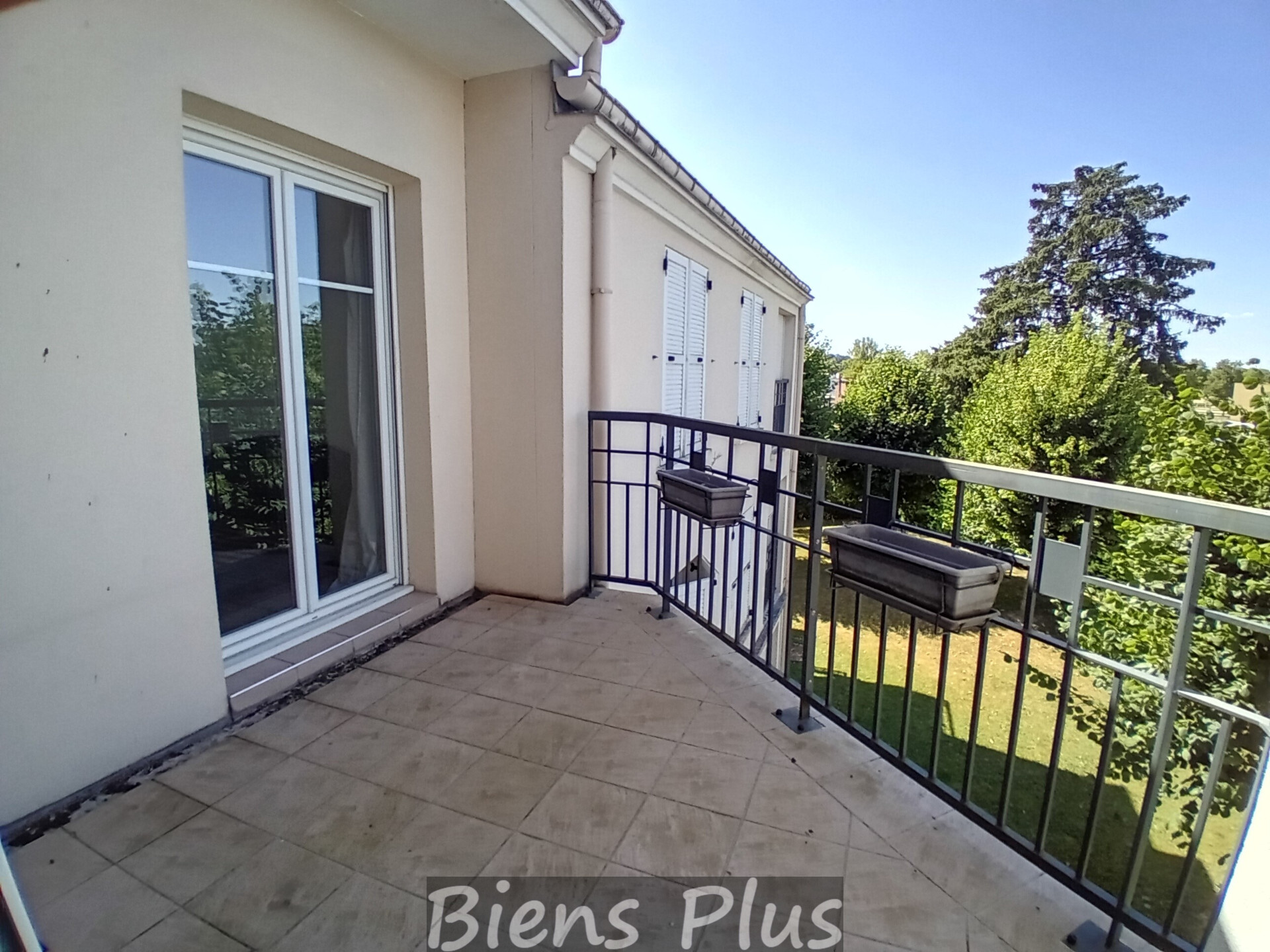 2 Pièces Coignieres + box + parking + balcon