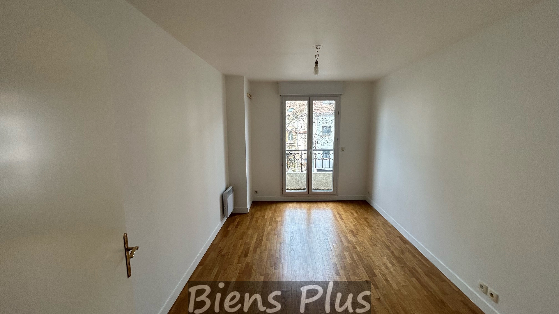 Appartement de 4 pièces avec terrasse, balcon, cave et deux emplacements de parking sécurisés