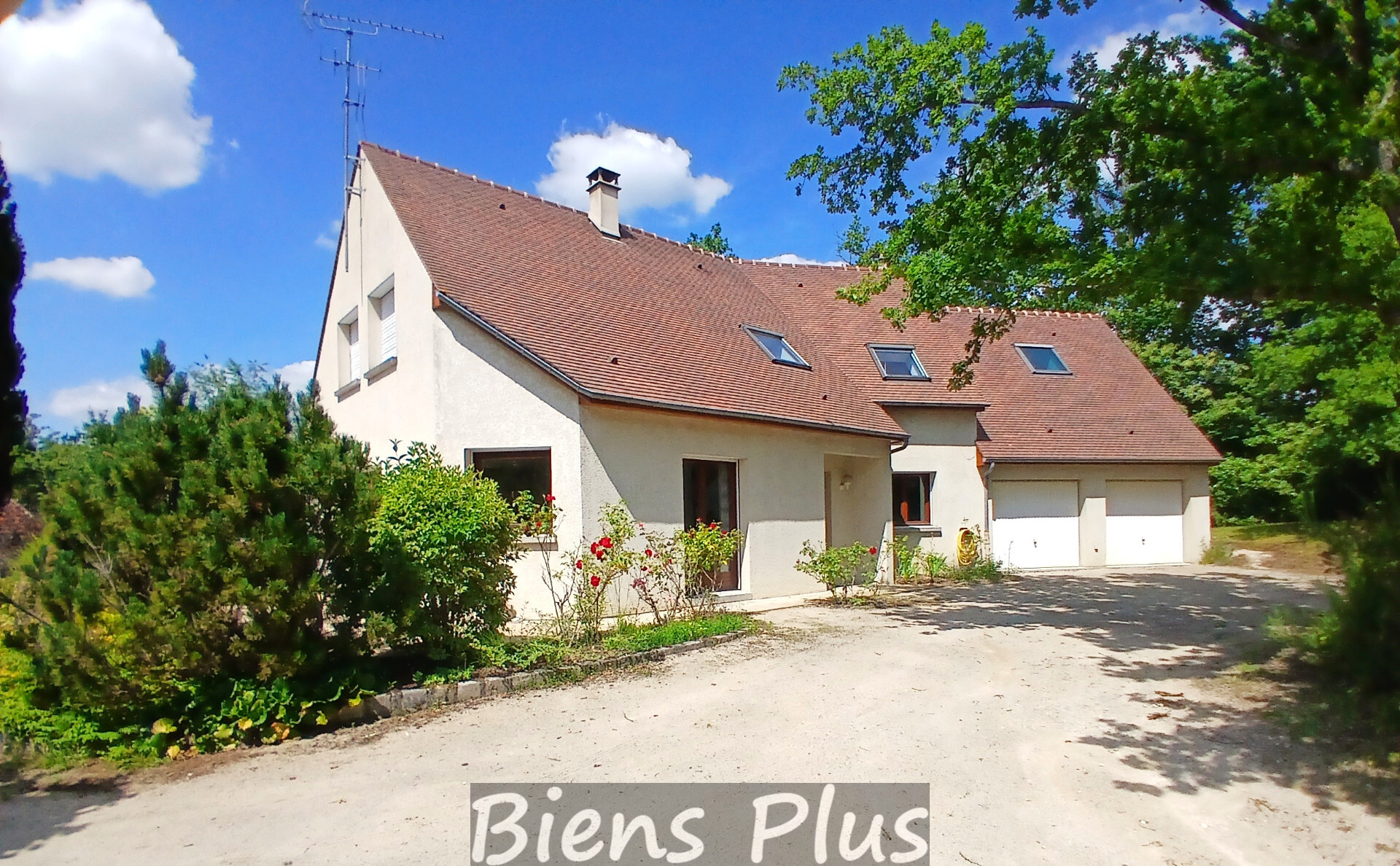 Maison de 159 m² sur un terrain de 2300m² environ.