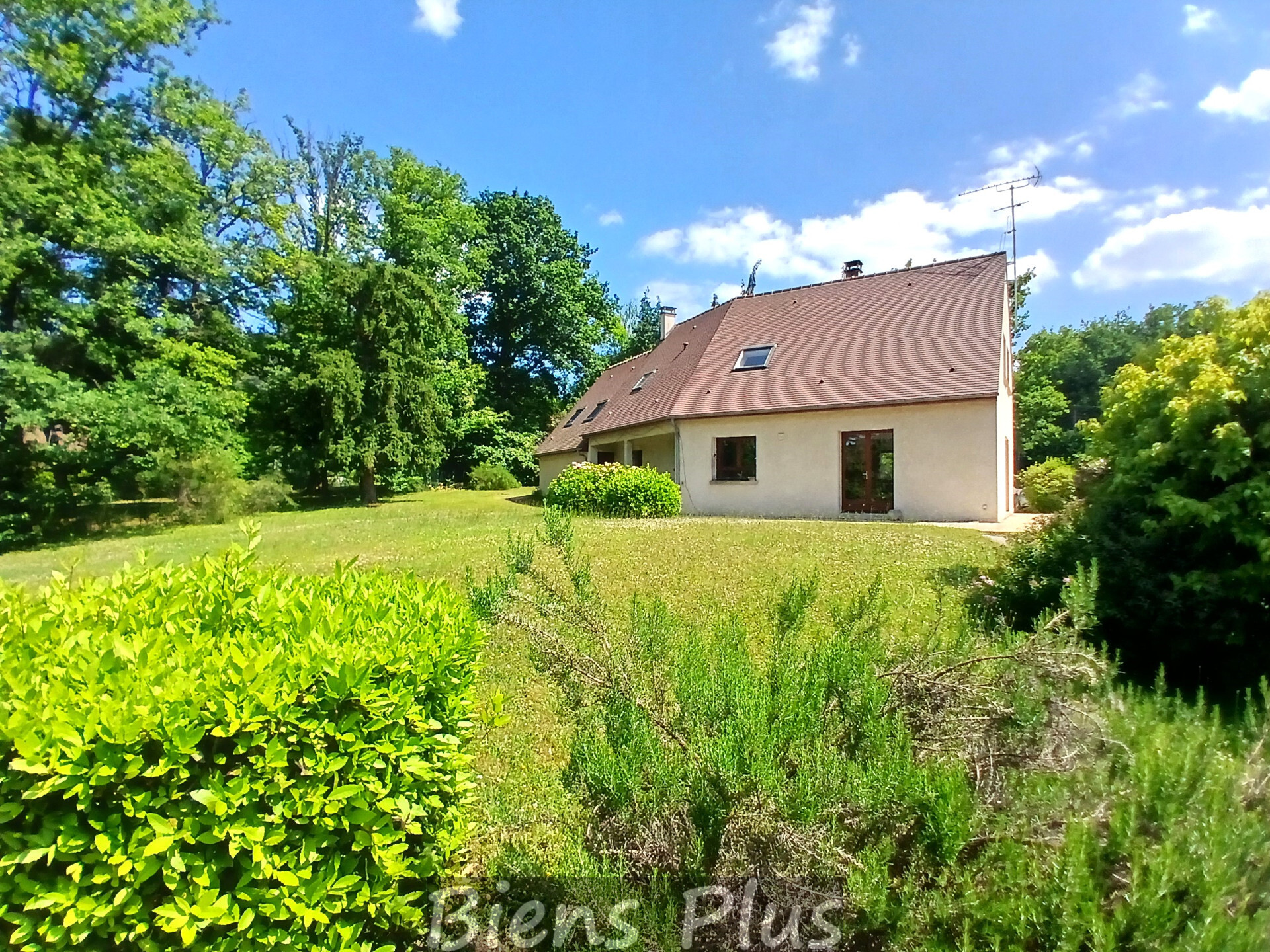 Maison de 159 m² sur un terrain de 2300m² environ.