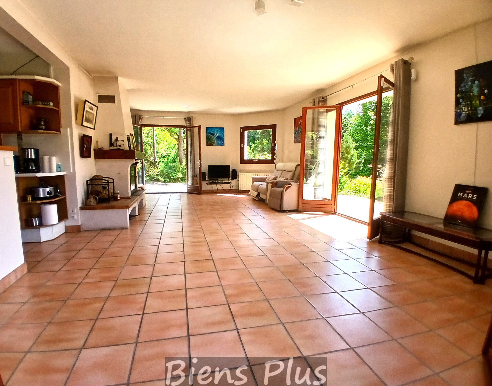 Maison de 159 m² sur un terrain de 2300m² environ.