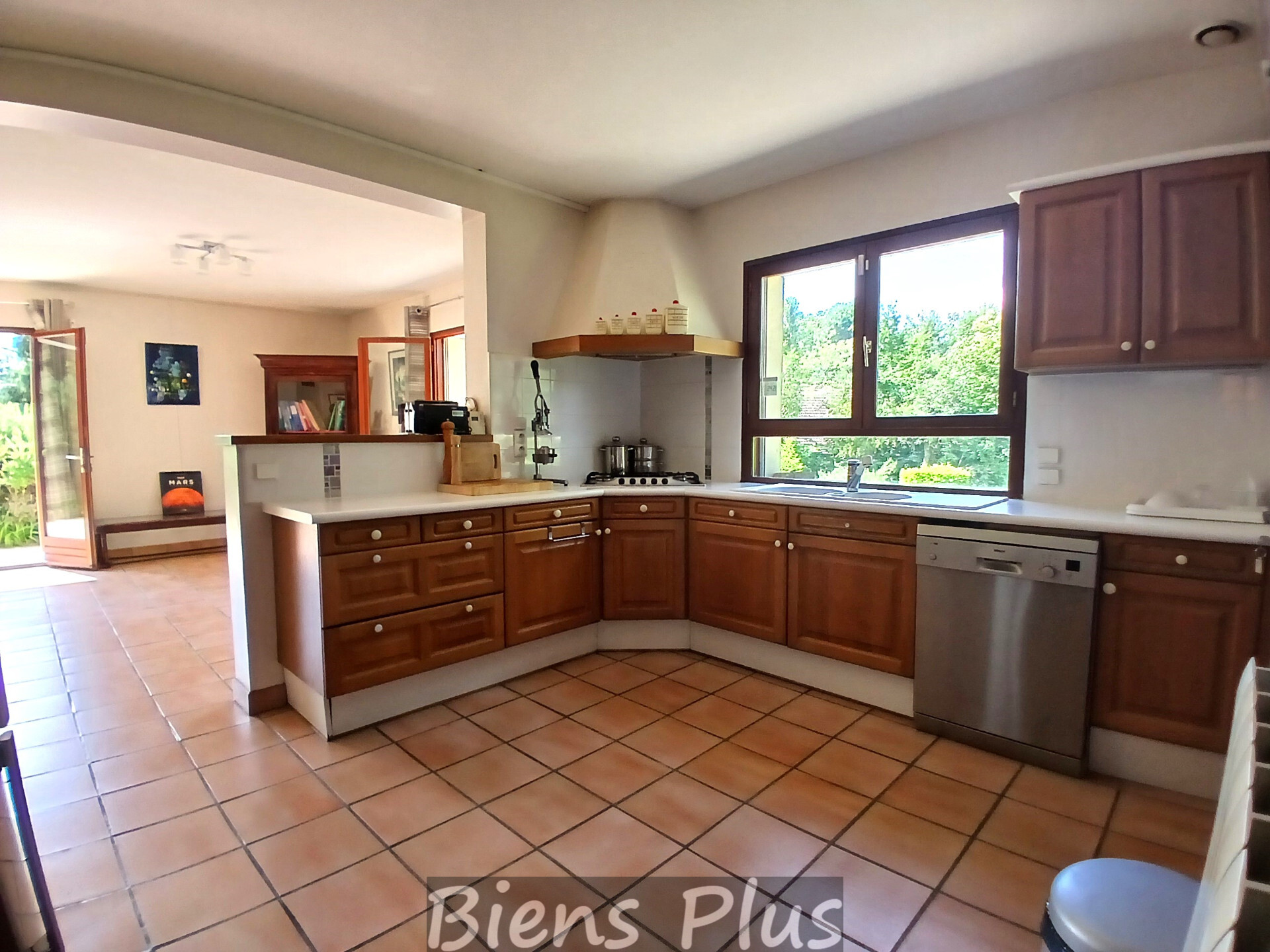 Maison de 159 m² sur un terrain de 2300m² environ.