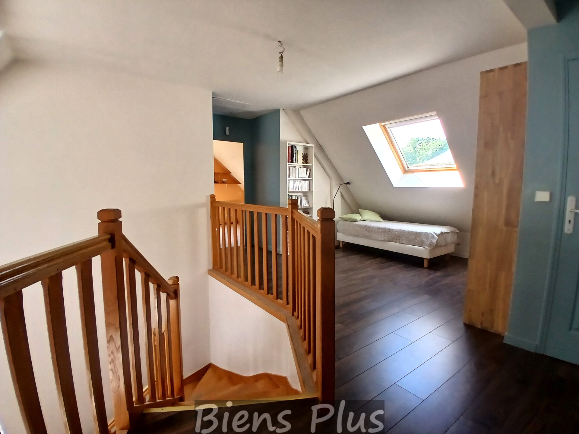 Maison de 159 m² sur un terrain de 2300m² environ.