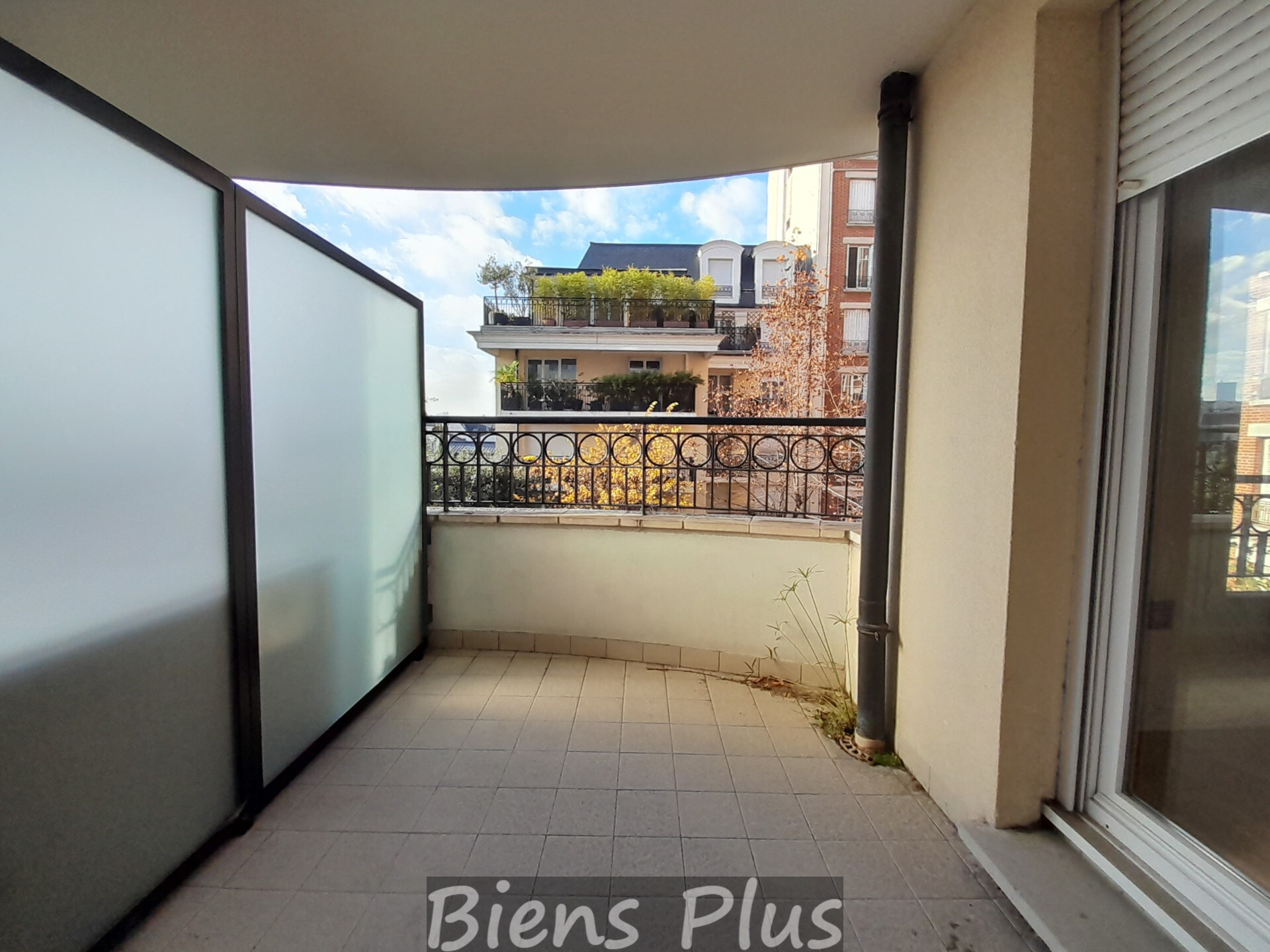 Appartement de 4 pièces avec terrasse, balcon, cave et deux emplacements de parking sécurisés