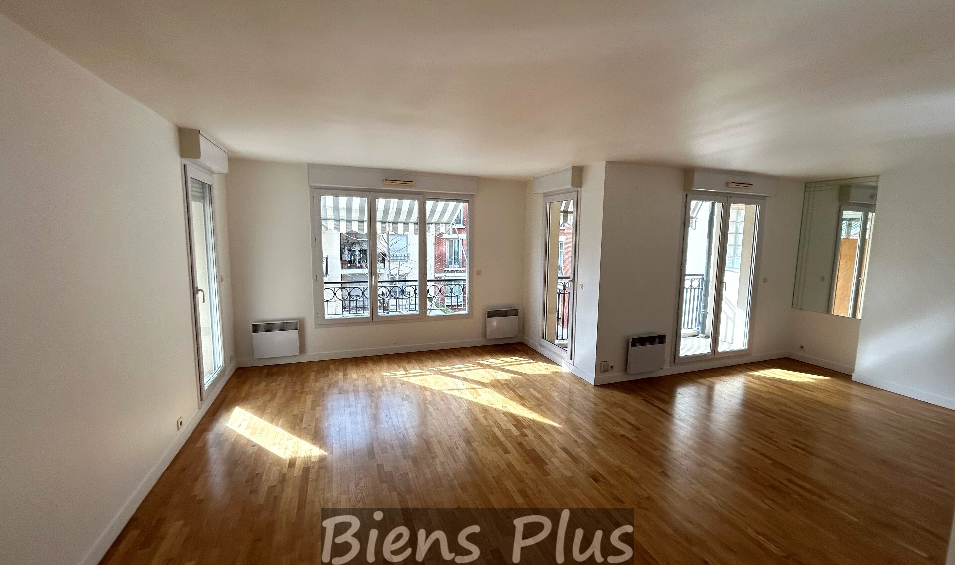 Appartement de 4 pièces avec terrasse, balcon, cave et deux emplacements de parking sécurisés