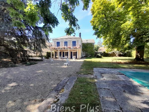 Propriété du 19ème avec piscine et parc arboré