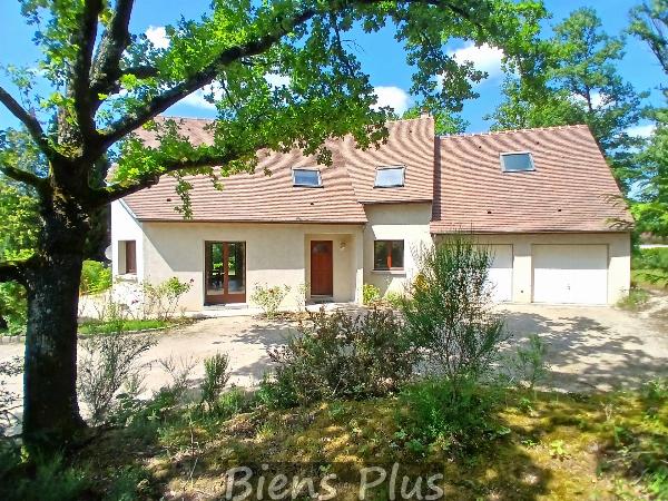 Maison de 159 m² sur un terrain de 2300m² environ.